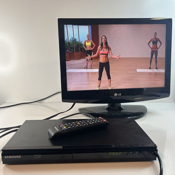 Samsung BD-EM57C Blu-Ray Player Tested And Working With Remote READ - Picture 2 of 11